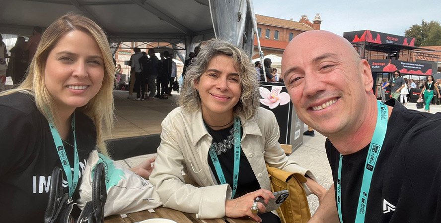 Equipo de ZYKAX con colegas en Iberseries Platino Industria en Madrid, representando la industria audiovisual iberoamericana